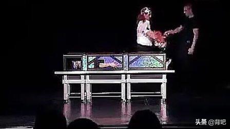 电锯魔术失误视频_电锯魔术师失误