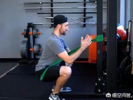 深蹲的标准动作_徒手深蹲的标准动作