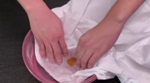 顽固油渍怎么去除 衣服_衣服洗过了还有油印怎么去掉