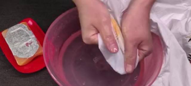 顽固油渍怎么去除 衣服_衣服洗过了还有油印怎么去掉