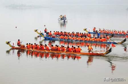 赛龙舟的来历故事（赛龙舟的来历故事视频）